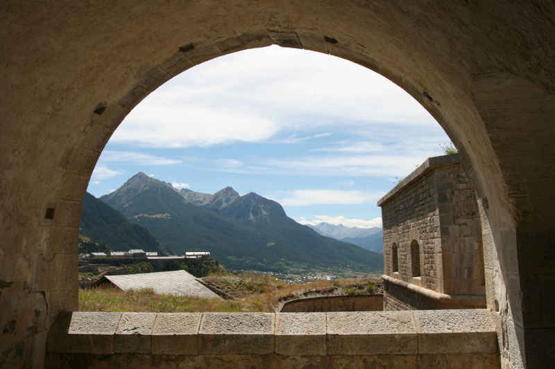 Une grande ouverture pour les tirs des canons serre_che/salettes/photos/briancon_fort_salettes_04.jpg