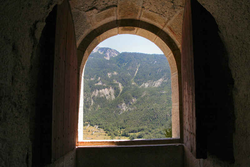 L'épaisseur des volets est impressionnante ! serre_che/salettes/photos/briancon_fort_salettes_05.jpg