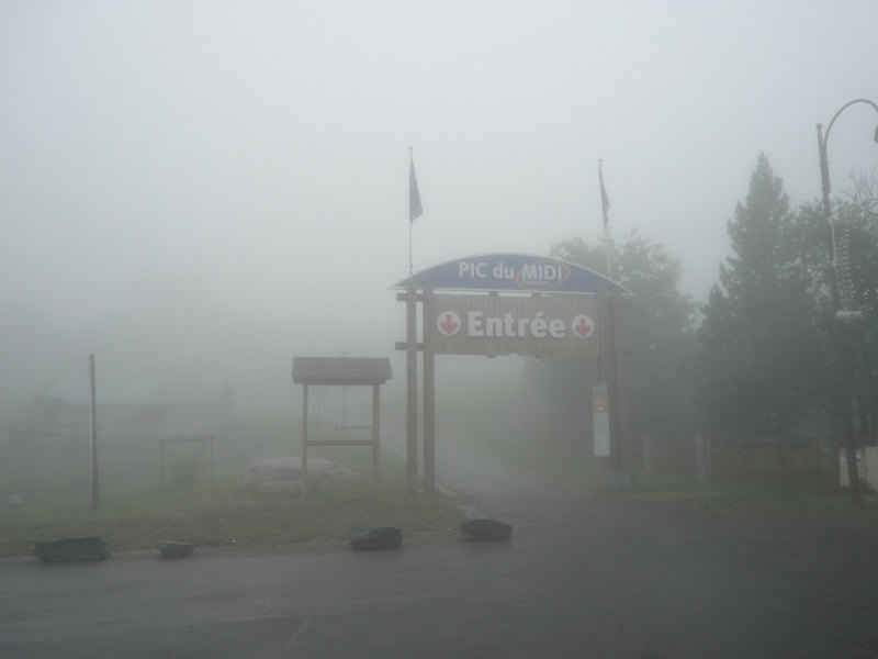 Arrivée dans le brouillard... Pourvu qu'il fasse beau là-haut !!! st_lary/pic_du_midi/photos/pic_du_midi_entree.jpg