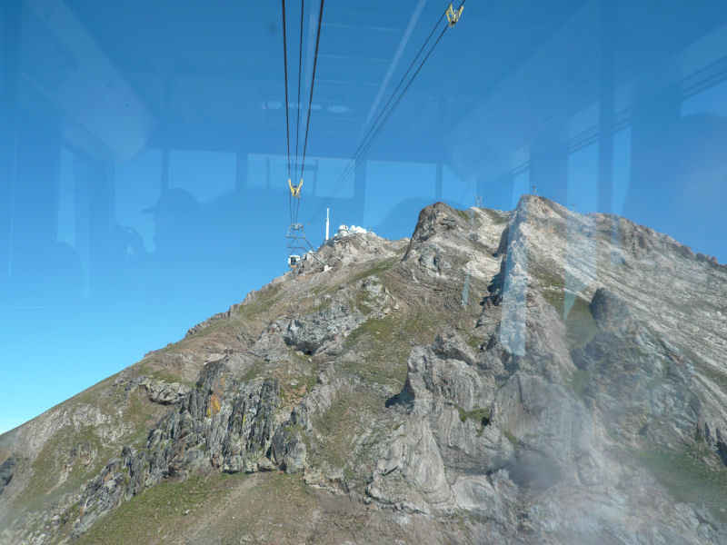 Enfin nous voilà au-dessus des nuages ! L'observatoire apparait st_lary/pic_du_midi/photos/pic_du_midi_telepherique_02.jpg