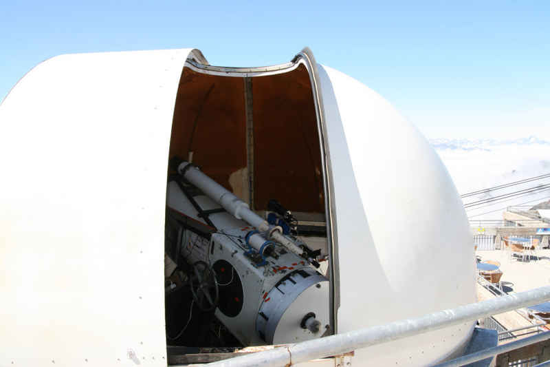 La coupole ouverte laisse apercevoir un télescope st_lary/pic_du_midi/photos/pic_du_midi_telescope_01.jpg