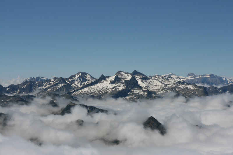 Seuls les plus hauts sommets dépassent des nuages ! st_lary/pic_du_midi/photos/pic_du_midi_vue_03.jpg