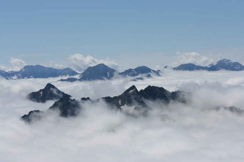 Perdus dans les nuages... st_lary/pic_du_midi/photos/pic_du_midi_vue_05.jpg