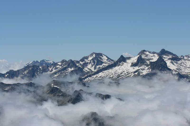 J'ai pas retenu les noms de tous ces sommets !!! st_lary/pic_du_midi/photos/pic_du_midi_vue_06.jpg