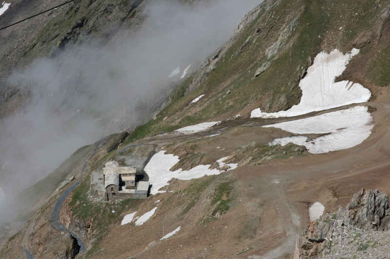 Un ancien refuge en contrebas st_lary/pic_du_midi/photos/pic_du_midi_vue_07.jpg