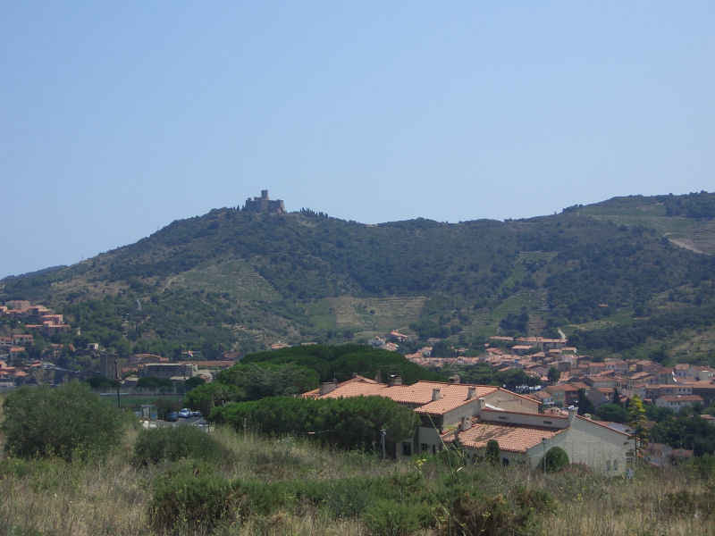 Au loin, le Fort St-Elme (13e s.) stcyprien/collioure/photos/collioure_02.jpg