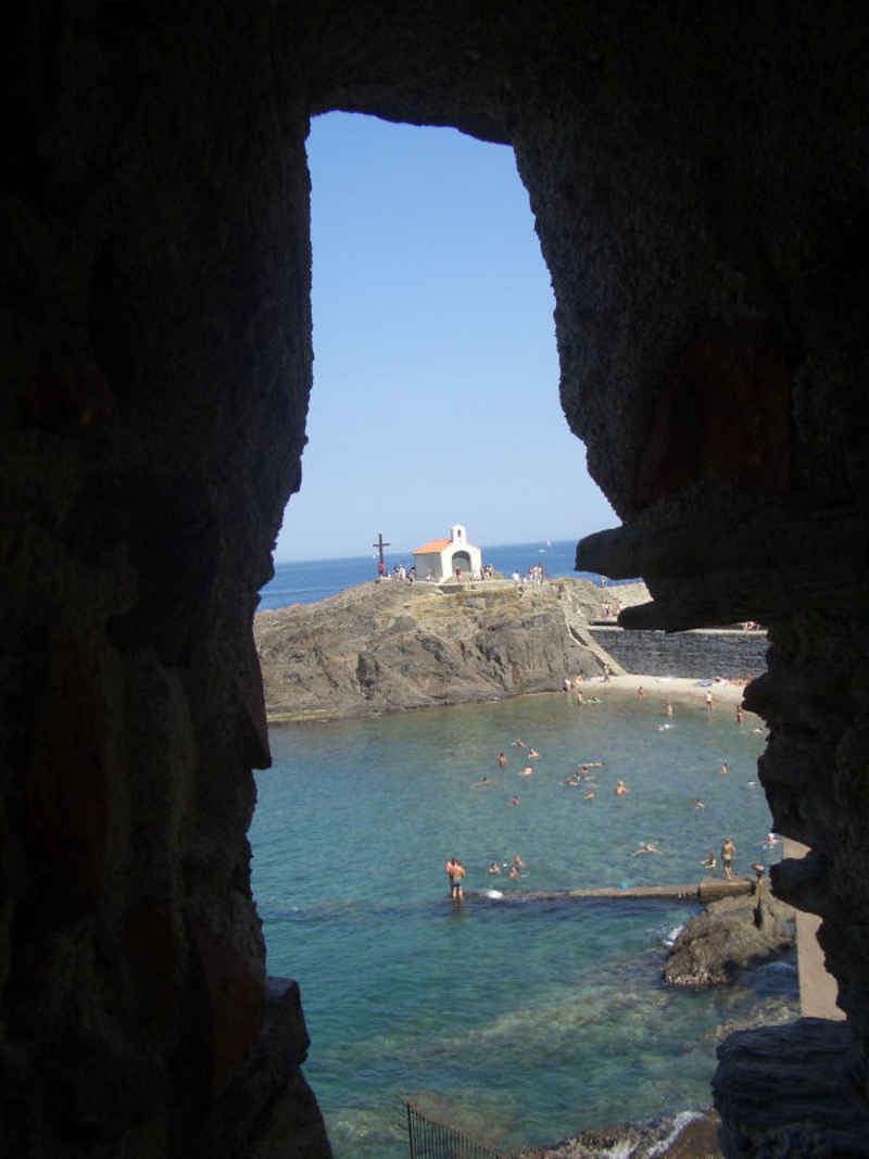 Des baigneurs qui ignorent sûrement que cette canalisation rejette les eaux usées ! stcyprien/collioure/photos/collioure_12.jpg