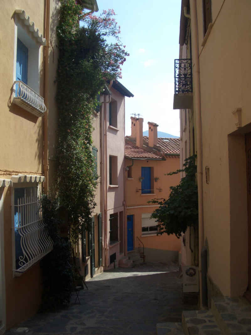 des ruelles colorées... stcyprien/collioure/photos/collioure_24.jpg
