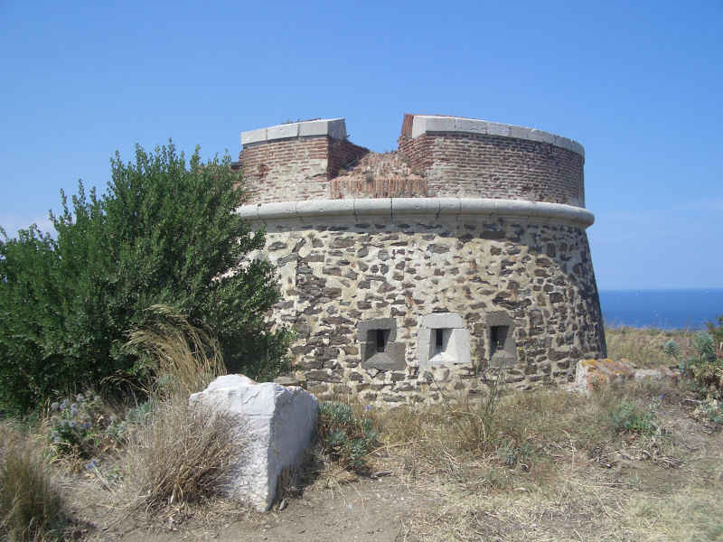 Le Fort Rond (18e s.) - fallait le trouver ce nom ! stcyprien/collioure/photos/collioure_fort_rond.jpg